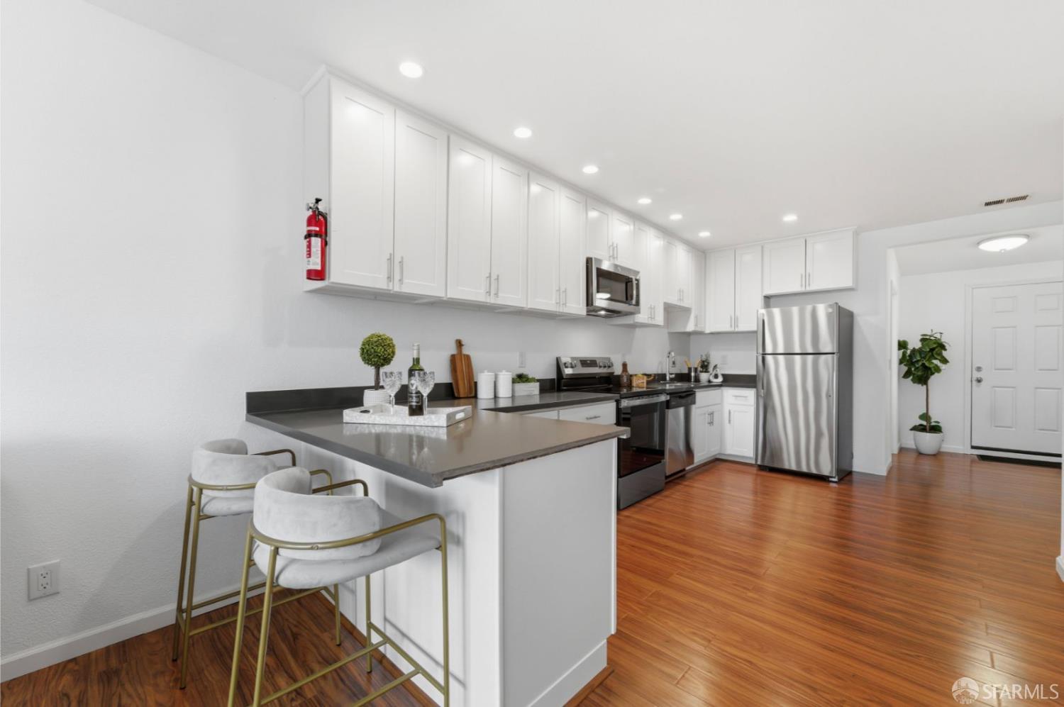 Detail Gallery Image 9 of 34 For 34 Brighton Ave, San Francisco,  CA 94112 - 3 Beds | 2 Baths