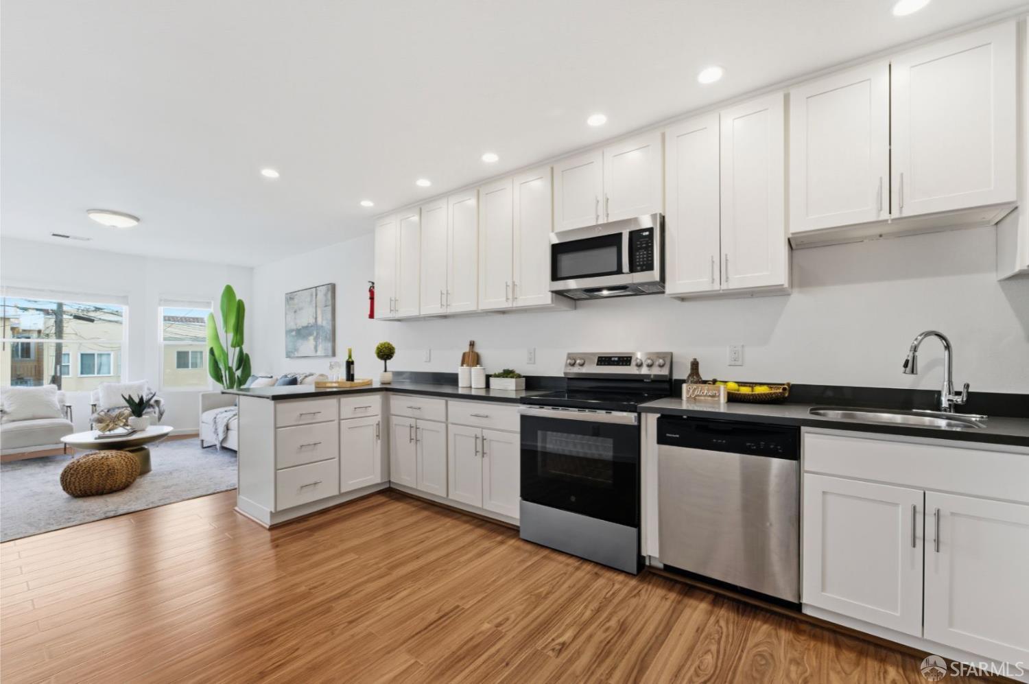 Detail Gallery Image 10 of 34 For 34 Brighton Ave, San Francisco,  CA 94112 - 3 Beds | 2 Baths