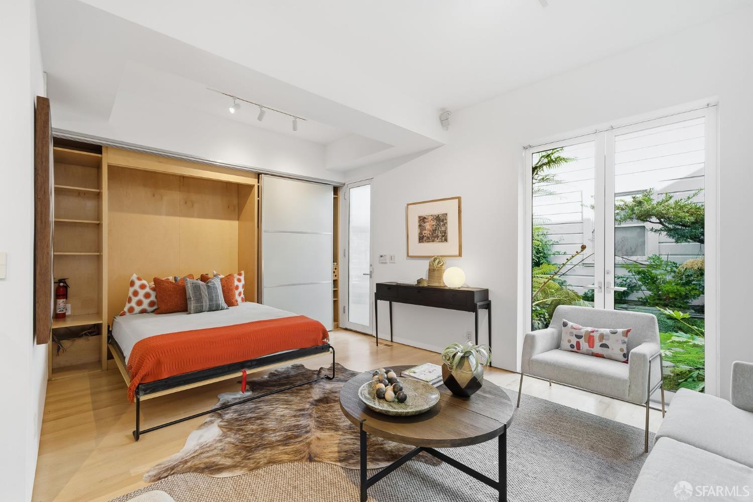 Detail Gallery Image 6 of 39 For 1031 Dolores St, San Francisco,  CA 94110 - 1 Beds | 1/1 Baths