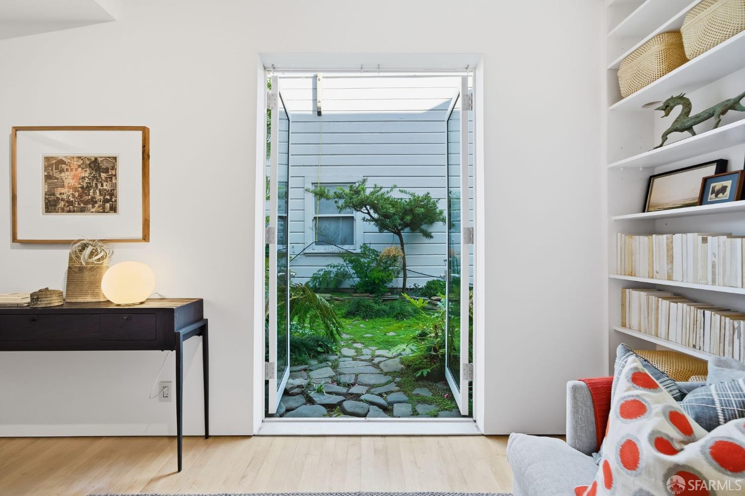 Detail Gallery Image 7 of 39 For 1031 Dolores St, San Francisco,  CA 94110 - 1 Beds | 1/1 Baths