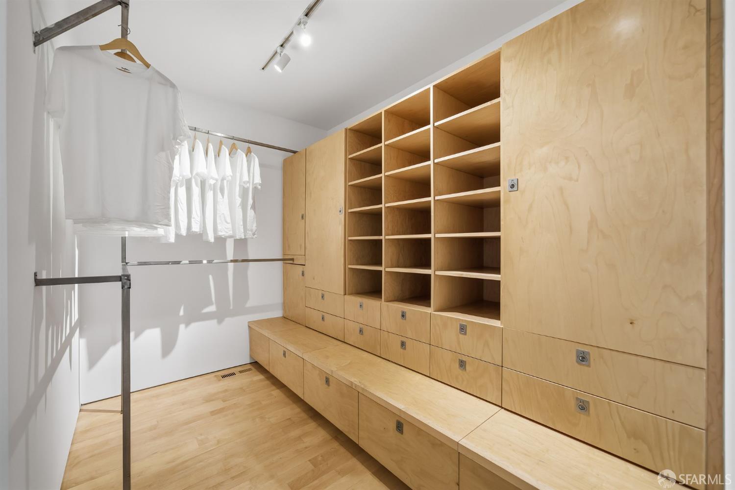 Detail Gallery Image 26 of 39 For 1031 Dolores St, San Francisco,  CA 94110 - 1 Beds | 1/1 Baths