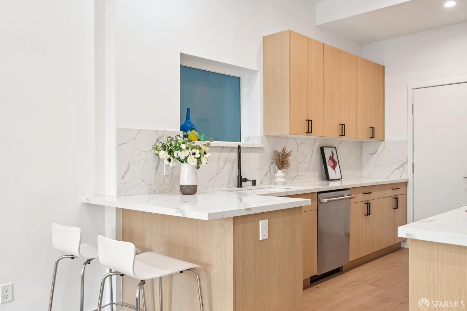 Detail Gallery Image 5 of 43 For 1117 Guerrero St, San Francisco,  CA 94110 - – Beds | – Baths