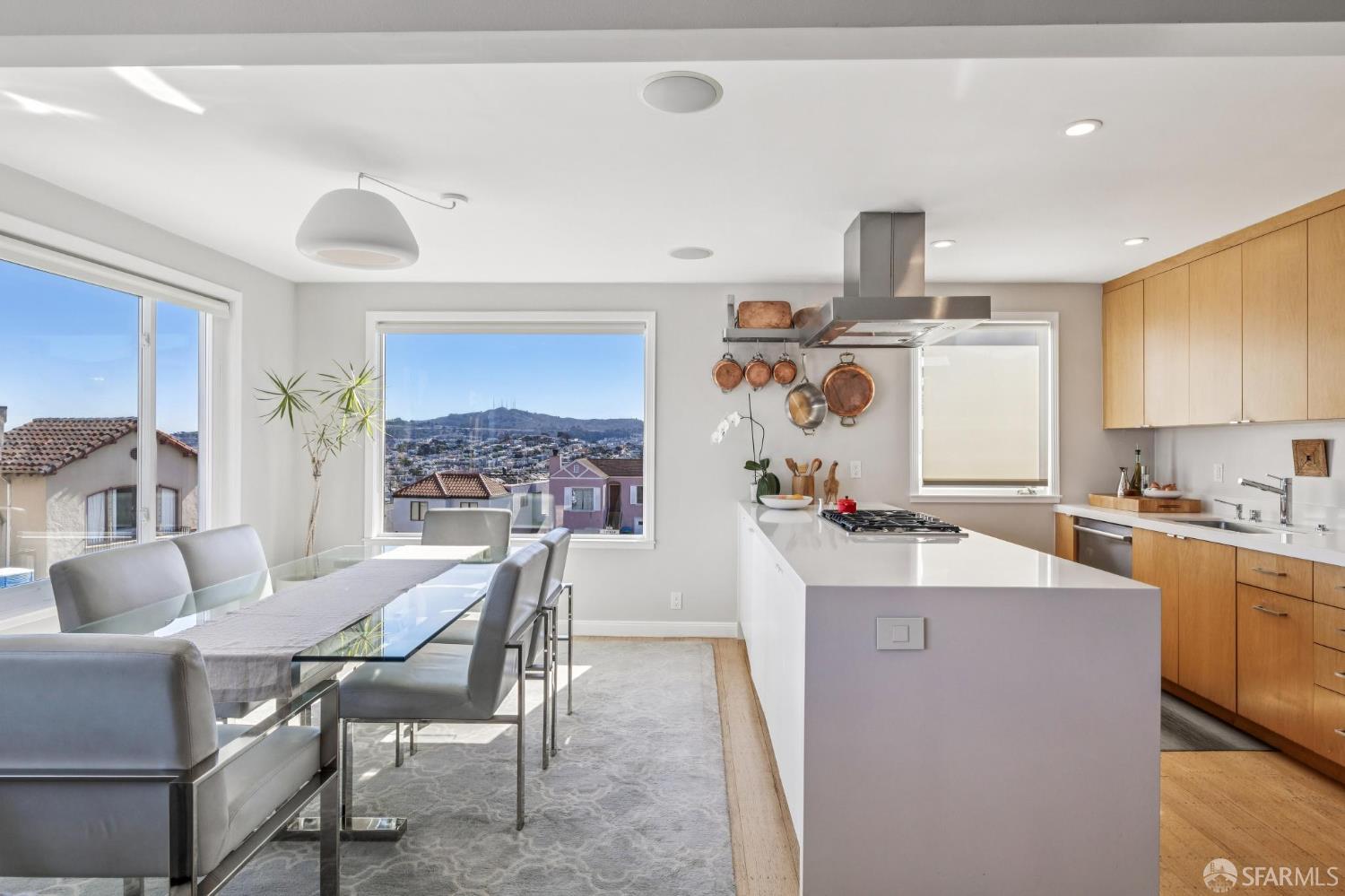 Detail Gallery Image 2 of 14 For 950 Darien Way, San Francisco,  CA 94127 - 3 Beds | 1 Baths