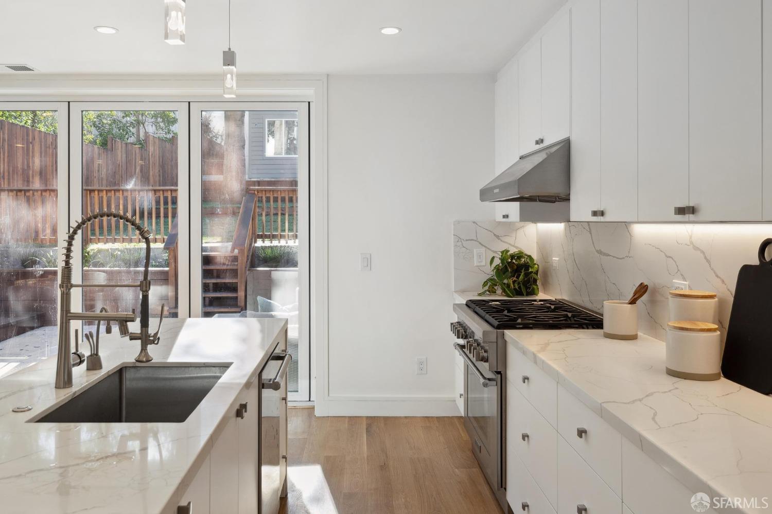 Detail Gallery Image 11 of 38 For 464 Hoffman Ave, San Francisco,  CA 94114 - 3 Beds | 2/1 Baths