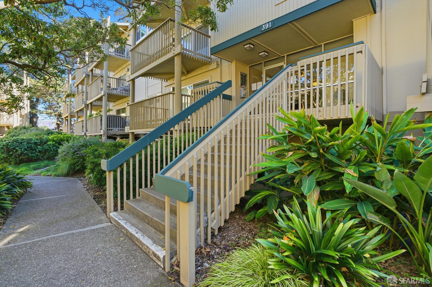 Detail Gallery Image 3 of 40 For 391 Mandarin Dr #208,  Daly City,  CA 94015 - 2 Beds | 1/1 Baths
