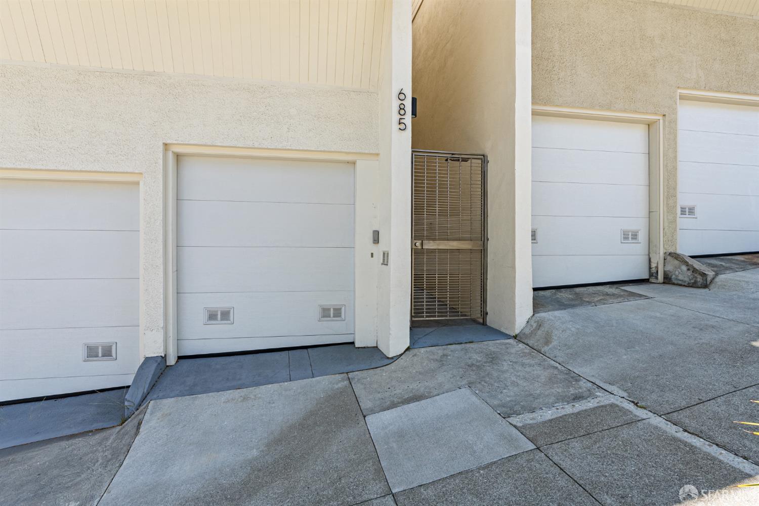 Detail Gallery Image 33 of 34 For 685 Noe St #2,  San Francisco,  CA 94114 - 3 Beds | 2 Baths