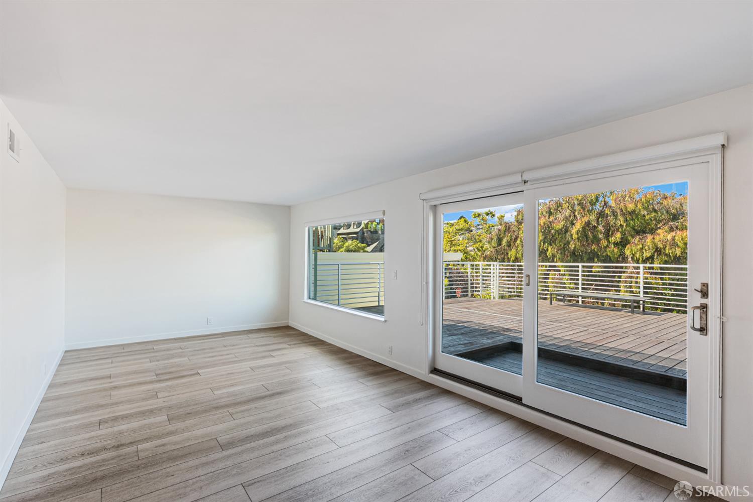 Detail Gallery Image 27 of 34 For 685 Noe St #2,  San Francisco,  CA 94114 - 3 Beds | 2 Baths
