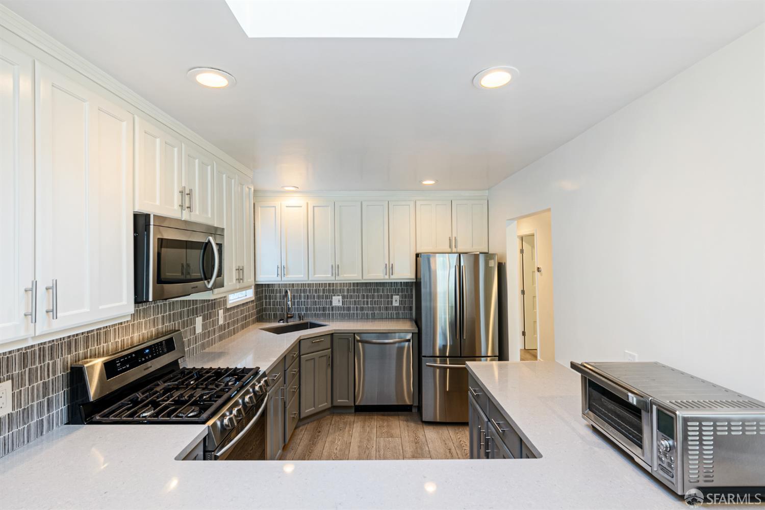 Detail Gallery Image 7 of 34 For 685 Noe St #2,  San Francisco,  CA 94114 - 3 Beds | 2 Baths