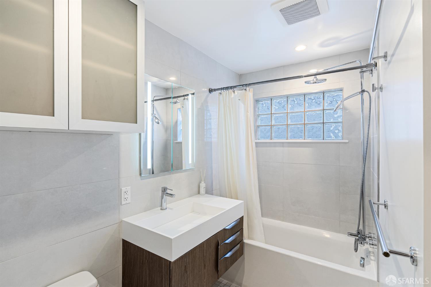 Detail Gallery Image 19 of 34 For 685 Noe St #2,  San Francisco,  CA 94114 - 3 Beds | 2 Baths