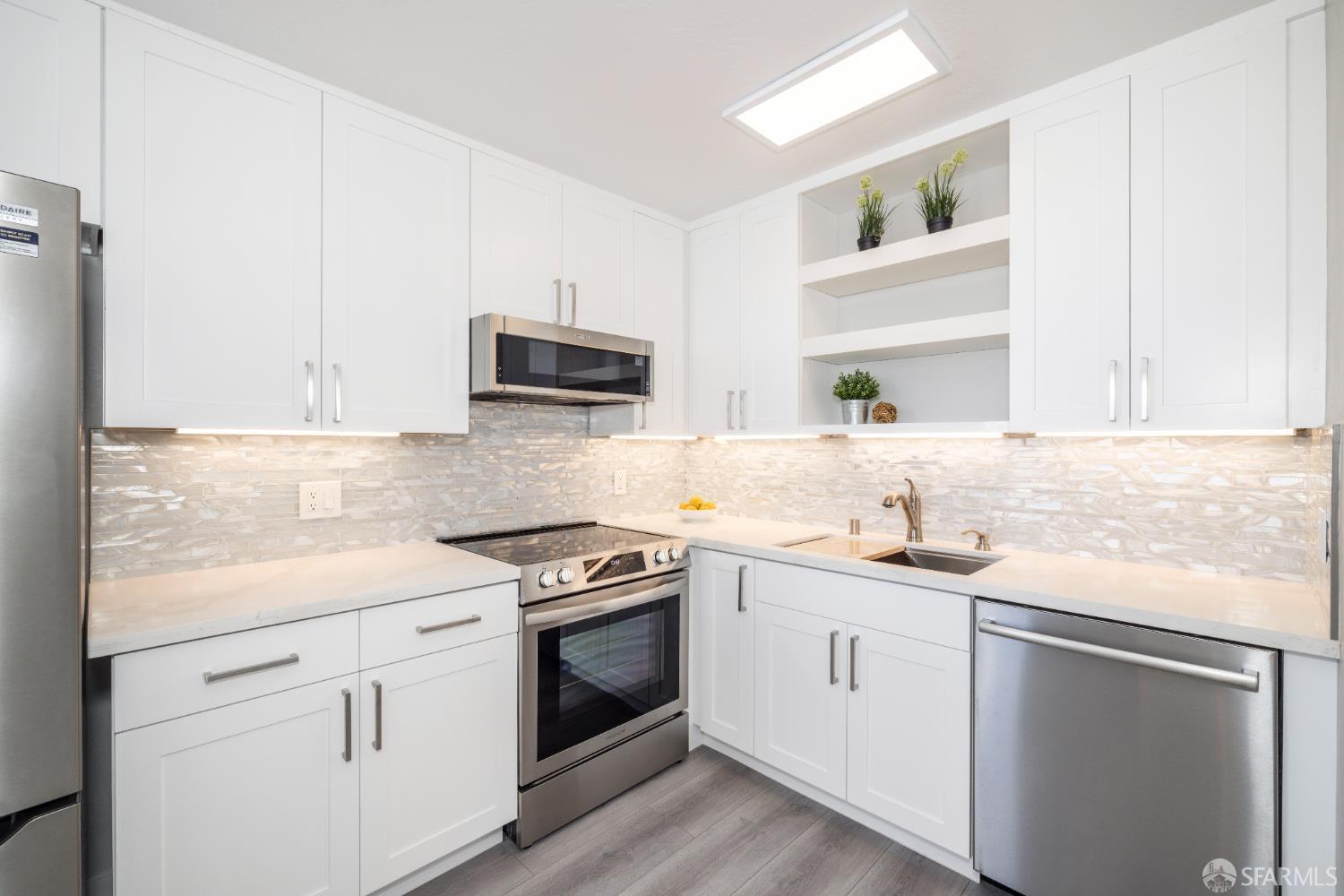 Detail Gallery Image 18 of 22 For 833 Corbett Ave, San Francisco,  CA 94131 - – Beds | – Baths