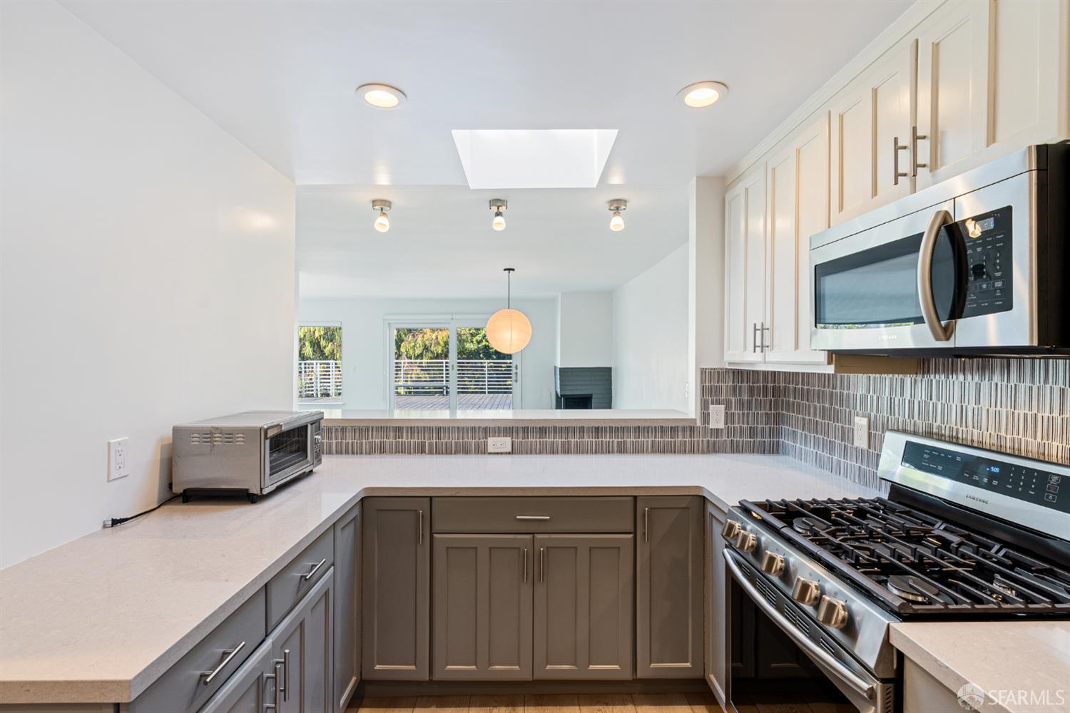 Detail Gallery Image 5 of 34 For 685 Noe St #2,  San Francisco,  CA 94114 - 3 Beds | 2 Baths