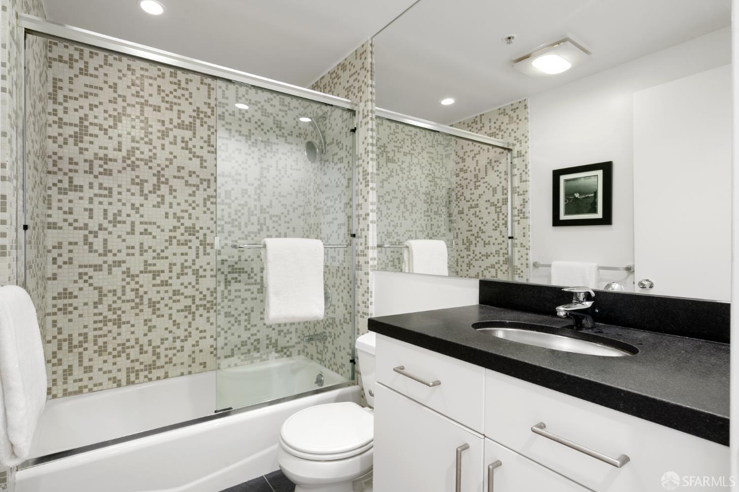 Detail Gallery Image 14 of 26 For 2315 Van Ness Ave #2,  San Francisco,  CA 94109 - 2 Beds | 1/1 Baths