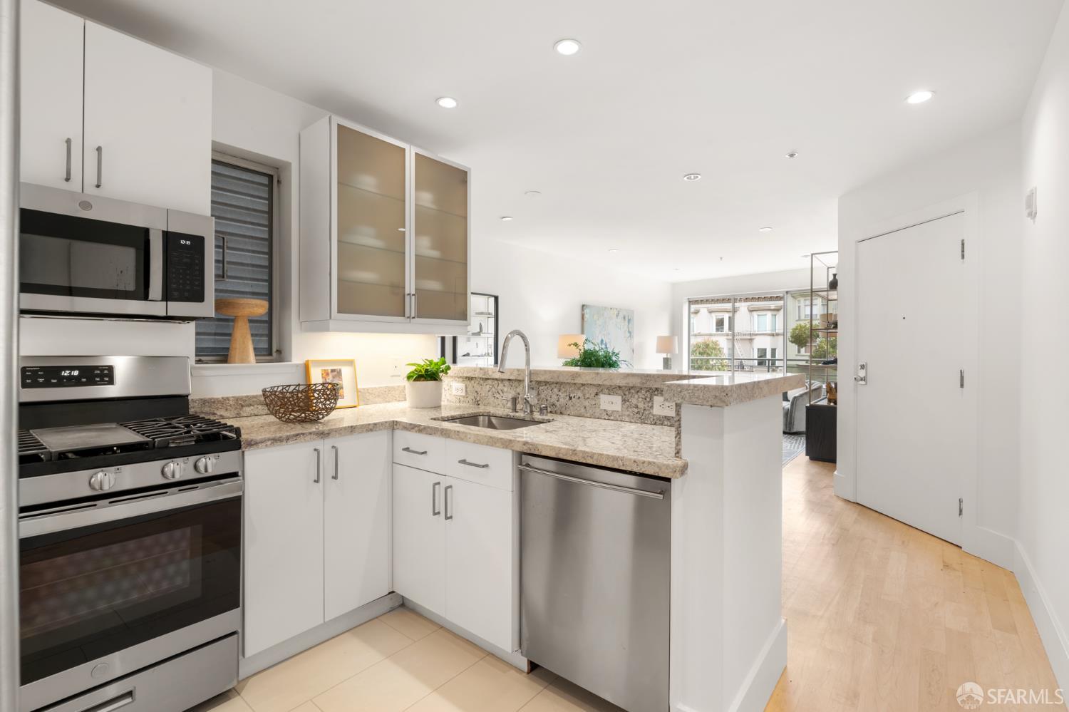 Detail Gallery Image 11 of 26 For 2315 Van Ness Ave #2,  San Francisco,  CA 94109 - 2 Beds | 1/1 Baths