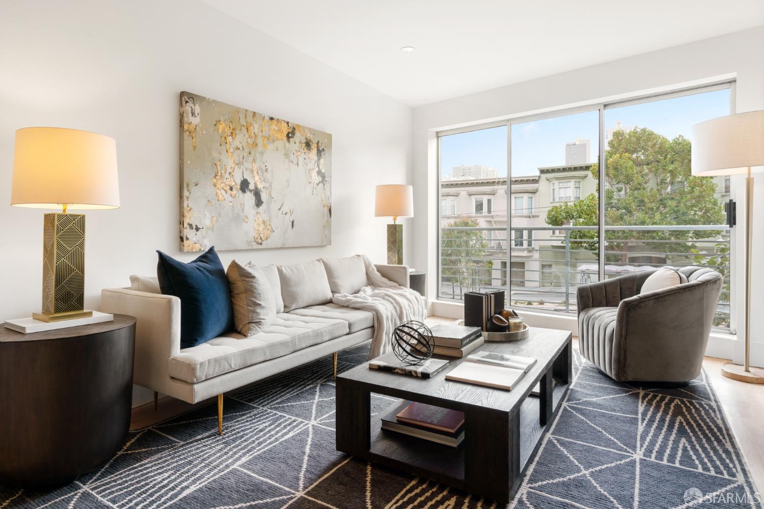 Detail Gallery Image 3 of 26 For 2315 Van Ness Ave #2,  San Francisco,  CA 94109 - 2 Beds | 1/1 Baths