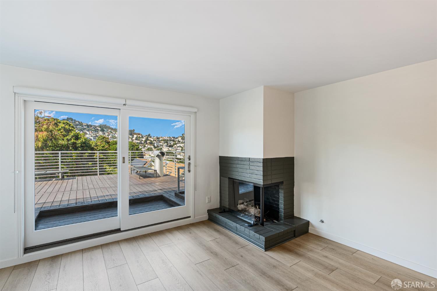 Detail Gallery Image 28 of 34 For 685 Noe St #2,  San Francisco,  CA 94114 - 3 Beds | 2 Baths