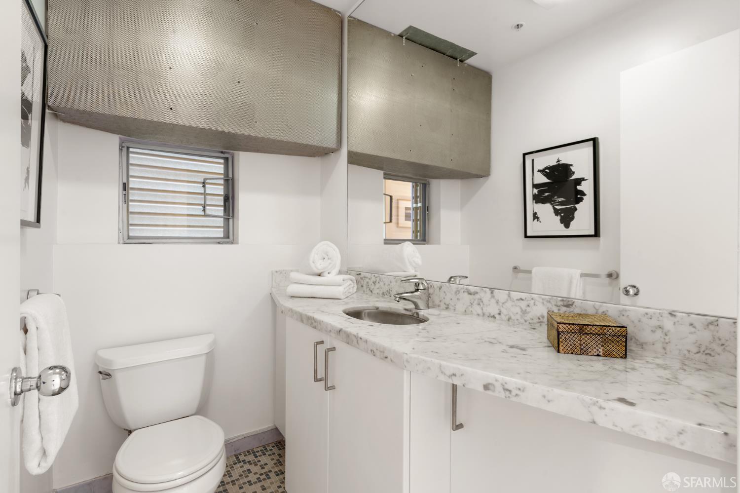 Detail Gallery Image 12 of 26 For 2315 Van Ness Ave #2,  San Francisco,  CA 94109 - 2 Beds | 1/1 Baths