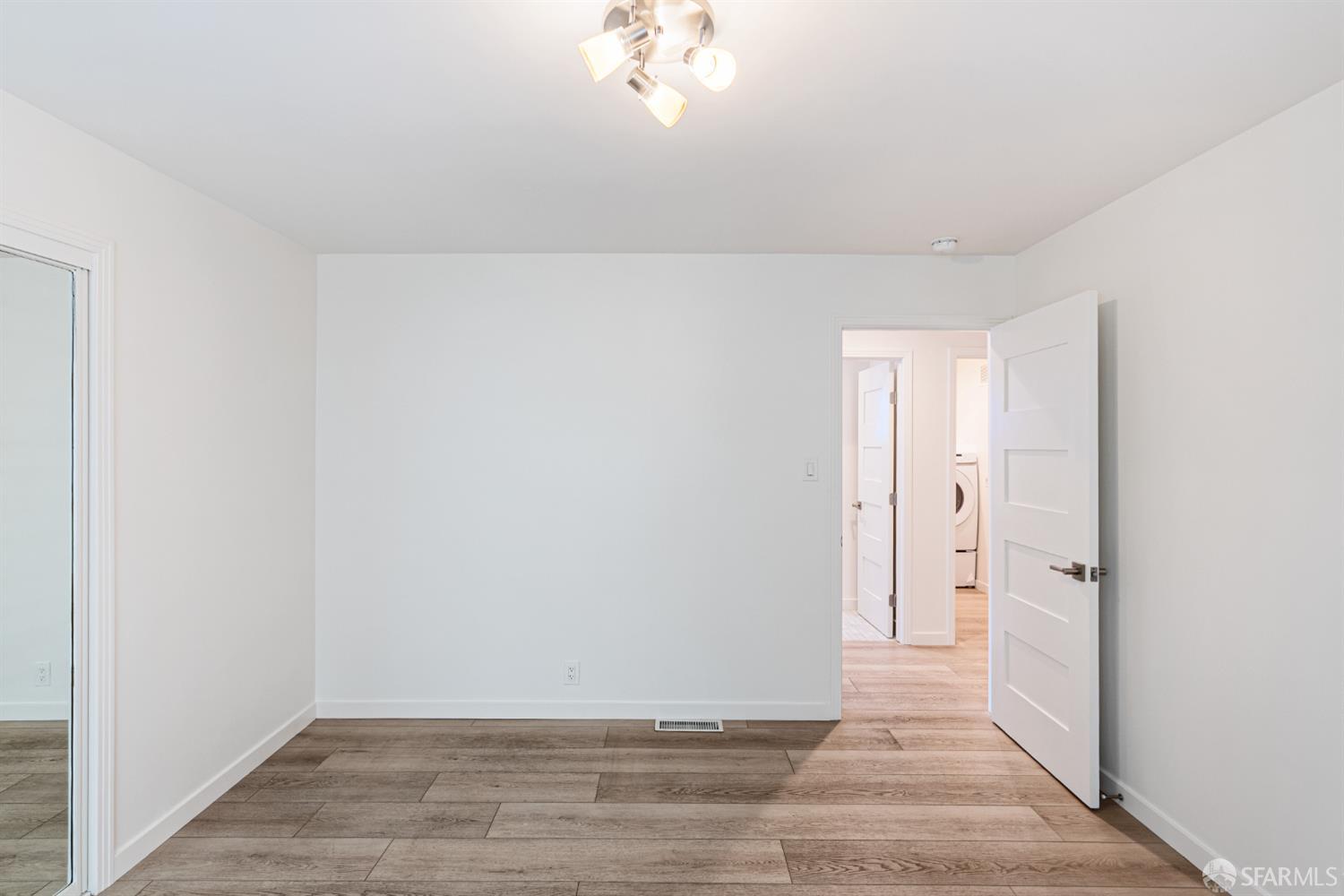 Detail Gallery Image 22 of 34 For 685 Noe St #2,  San Francisco,  CA 94114 - 3 Beds | 2 Baths