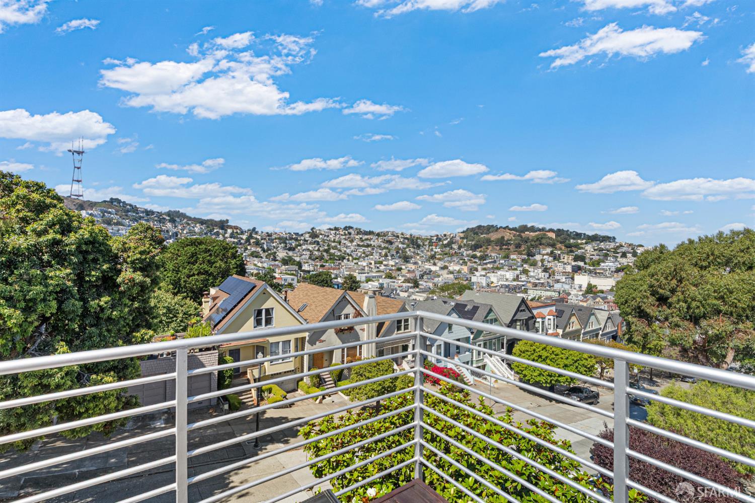 Detail Gallery Image 3 of 34 For 685 Noe St #2,  San Francisco,  CA 94114 - 3 Beds | 2 Baths