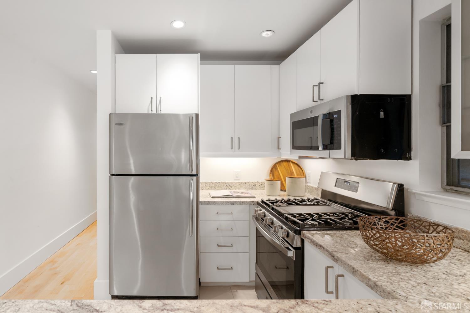 Detail Gallery Image 10 of 26 For 2315 Van Ness Ave #2,  San Francisco,  CA 94109 - 2 Beds | 1/1 Baths