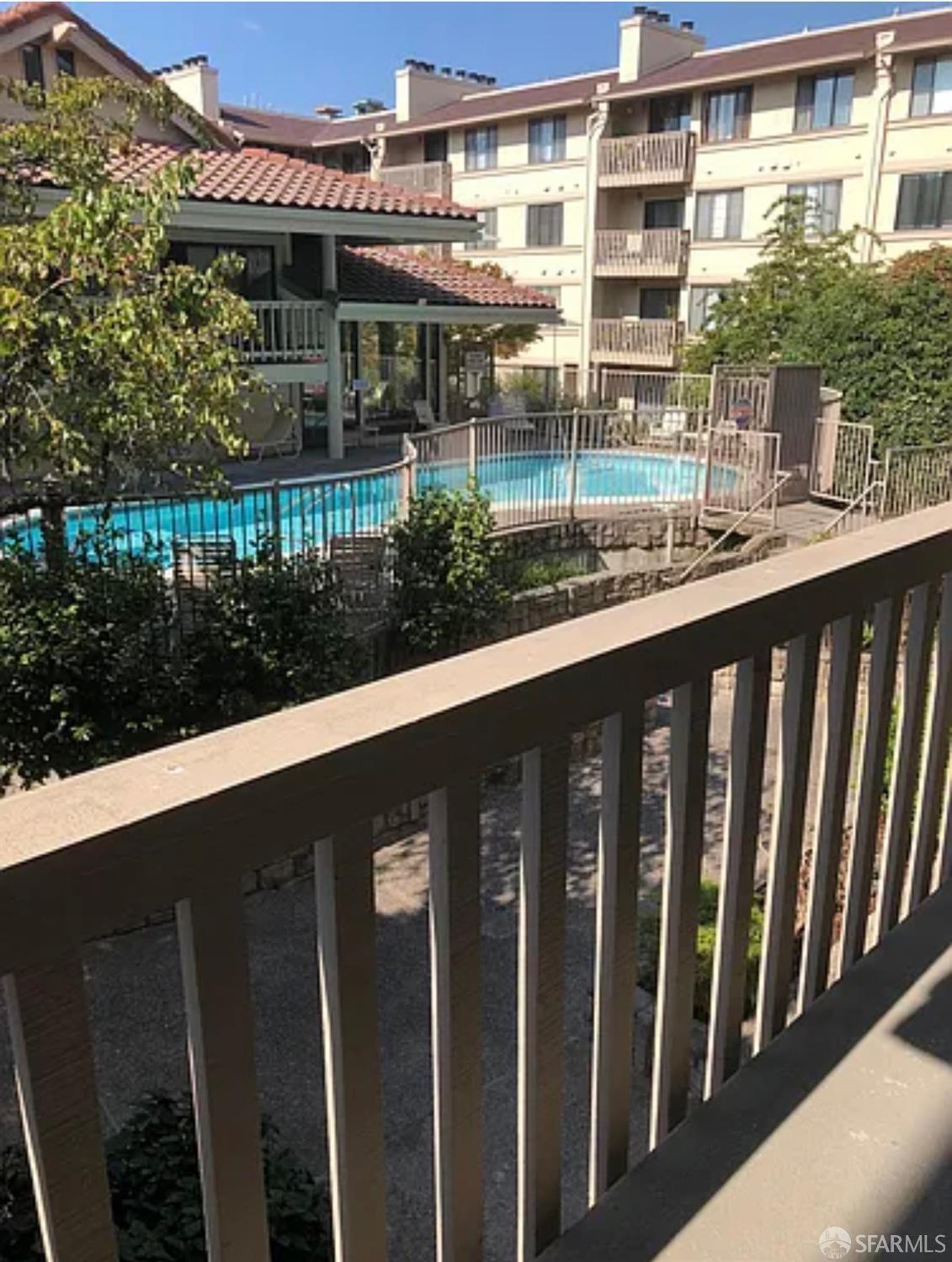 Detail Gallery Image 2 of 8 For 1400 Carpentier St #205,  San Leandro,  CA 94577 - 1 Beds | 1 Baths