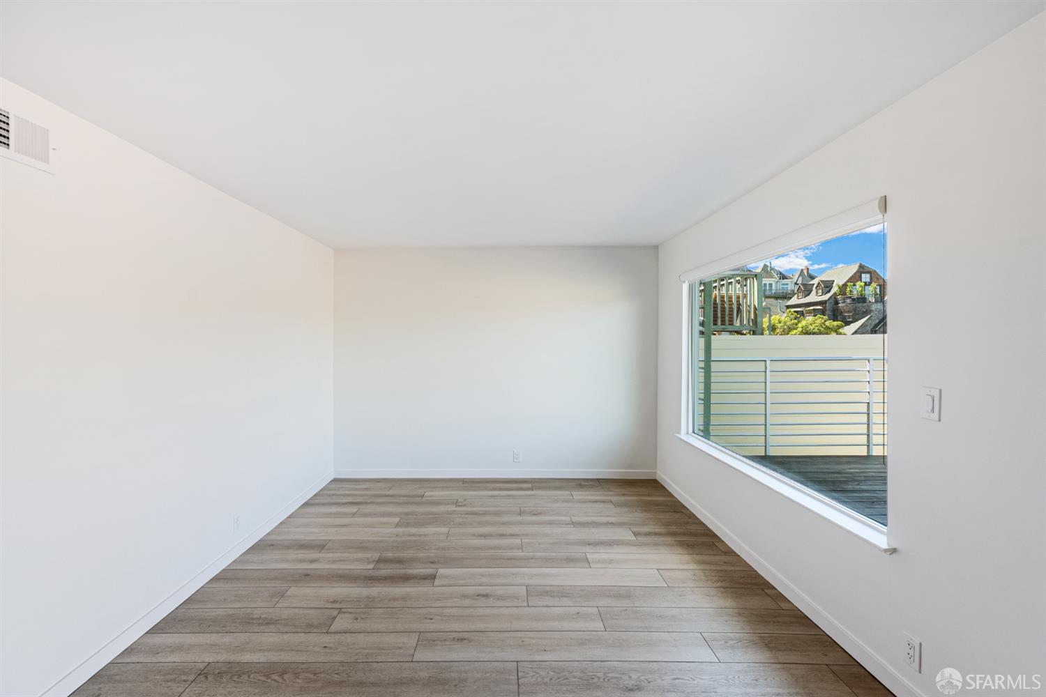 Detail Gallery Image 16 of 34 For 685 Noe St #2,  San Francisco,  CA 94114 - 3 Beds | 2 Baths