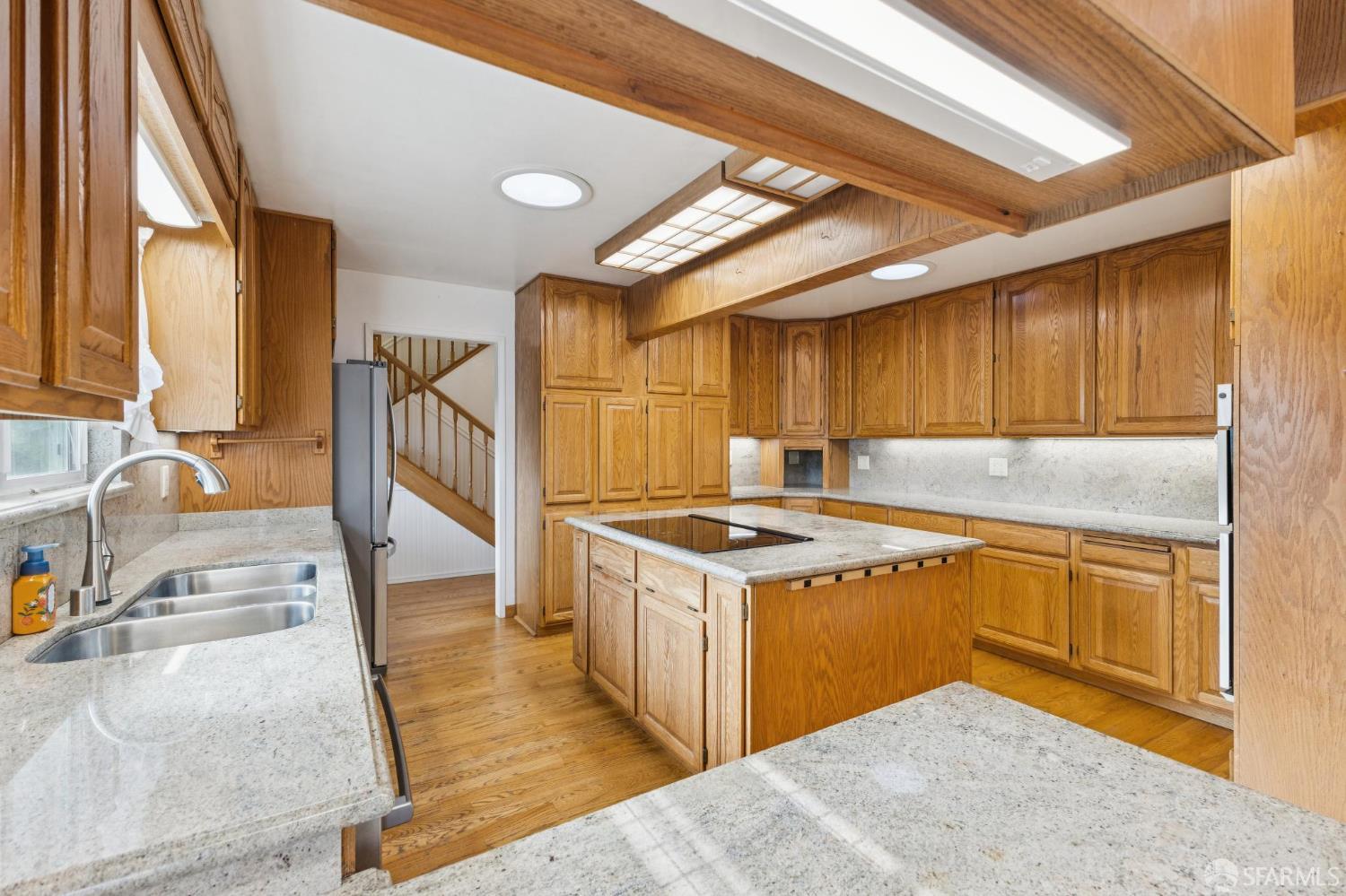 Detail Gallery Image 13 of 86 For 2 Beaumont Ct, Lafayette,  CA 94549 - 6 Beds | 3/1 Baths