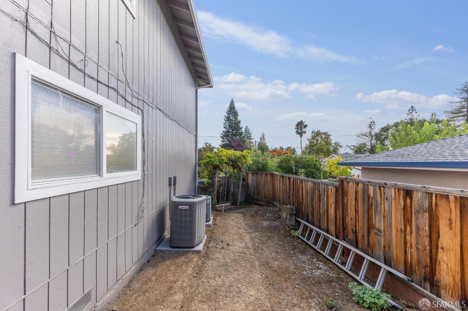 Detail Gallery Image 69 of 86 For 2 Beaumont Ct, Lafayette,  CA 94549 - 6 Beds | 3/1 Baths