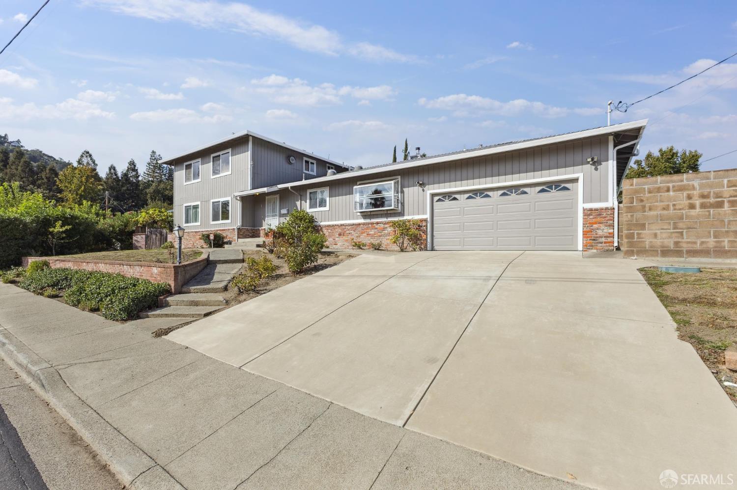 Detail Gallery Image 4 of 86 For 2 Beaumont Ct, Lafayette,  CA 94549 - 6 Beds | 3/1 Baths