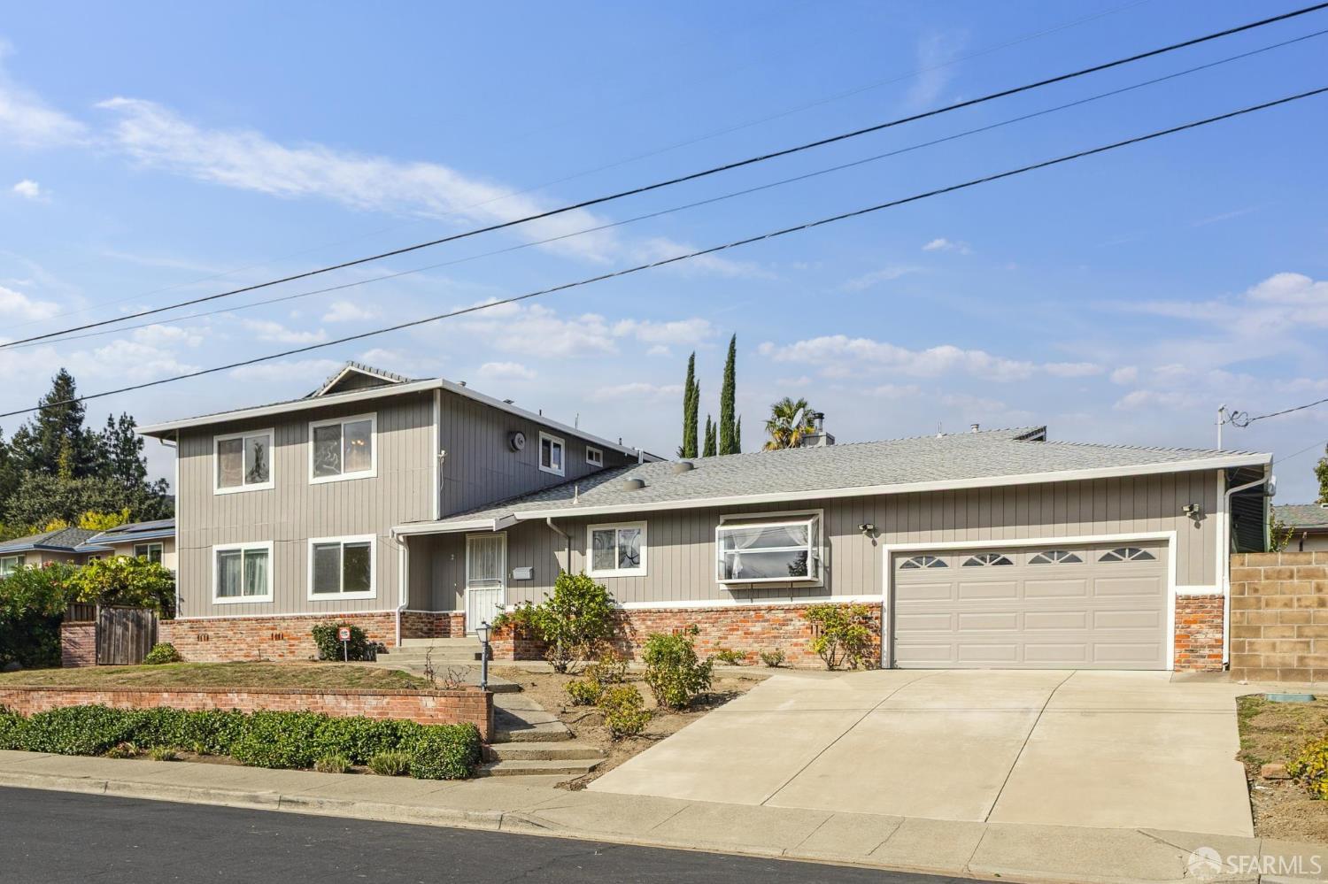 Detail Gallery Image 2 of 86 For 2 Beaumont Ct, Lafayette,  CA 94549 - 6 Beds | 3/1 Baths
