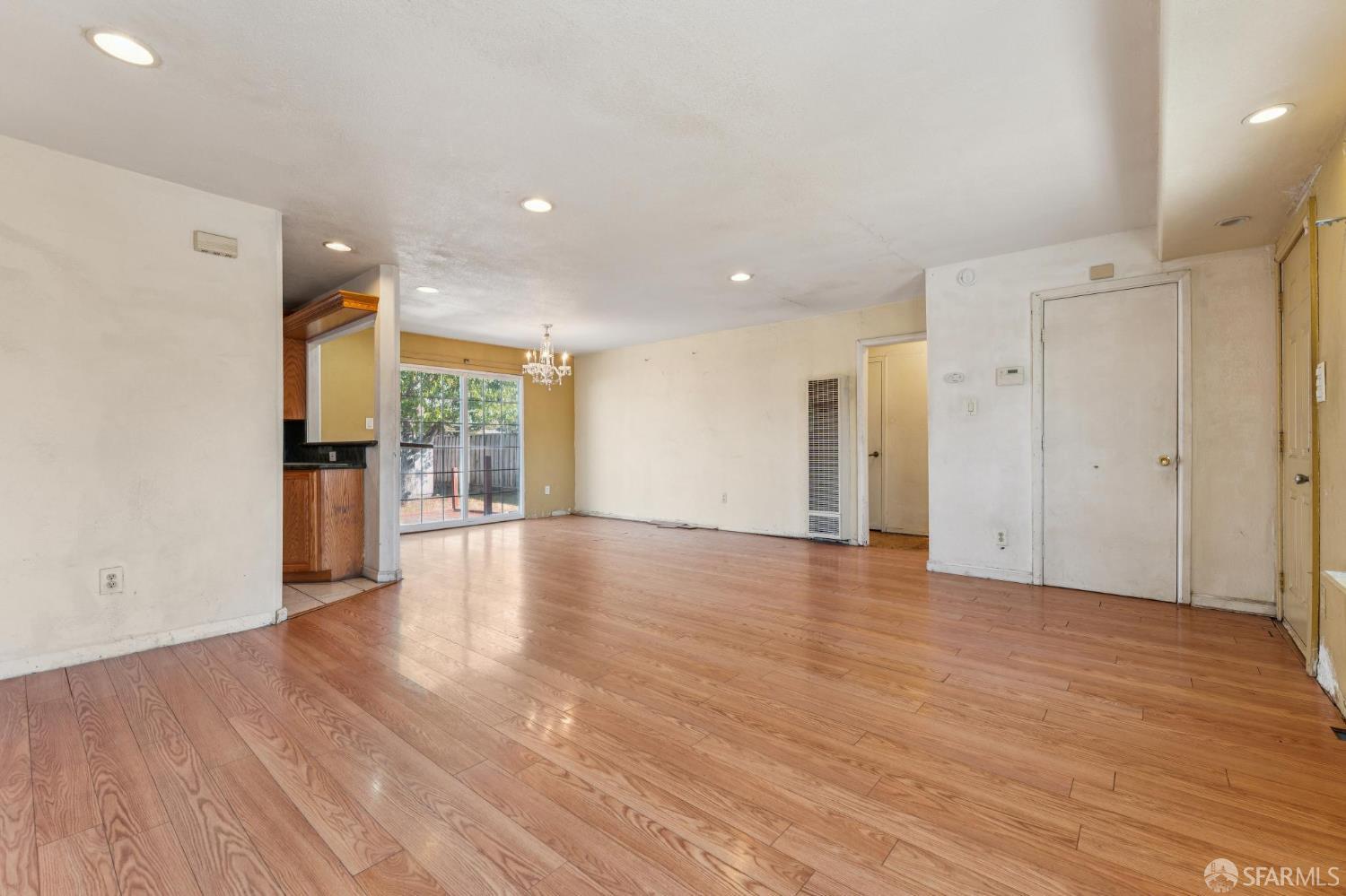 Detail Gallery Image 6 of 42 For 220 Louvaine Ave, Oakland,  CA 94603 - 2 Beds | 1 Baths