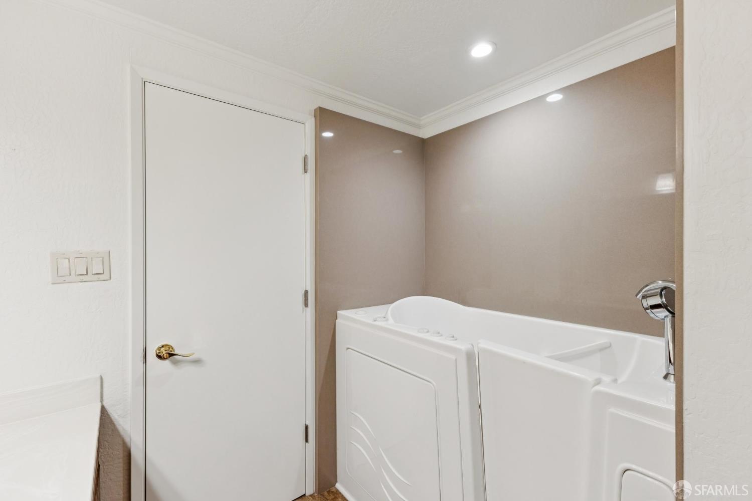 Detail Gallery Image 33 of 86 For 2 Beaumont Ct, Lafayette,  CA 94549 - 6 Beds | 3/1 Baths