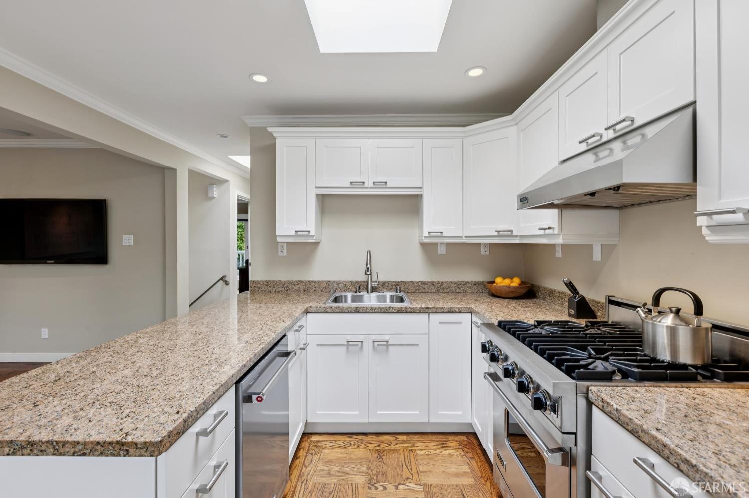 Detail Gallery Image 12 of 44 For 101 Farnum St, San Francisco,  CA 94131 - 3 Beds | 2 Baths