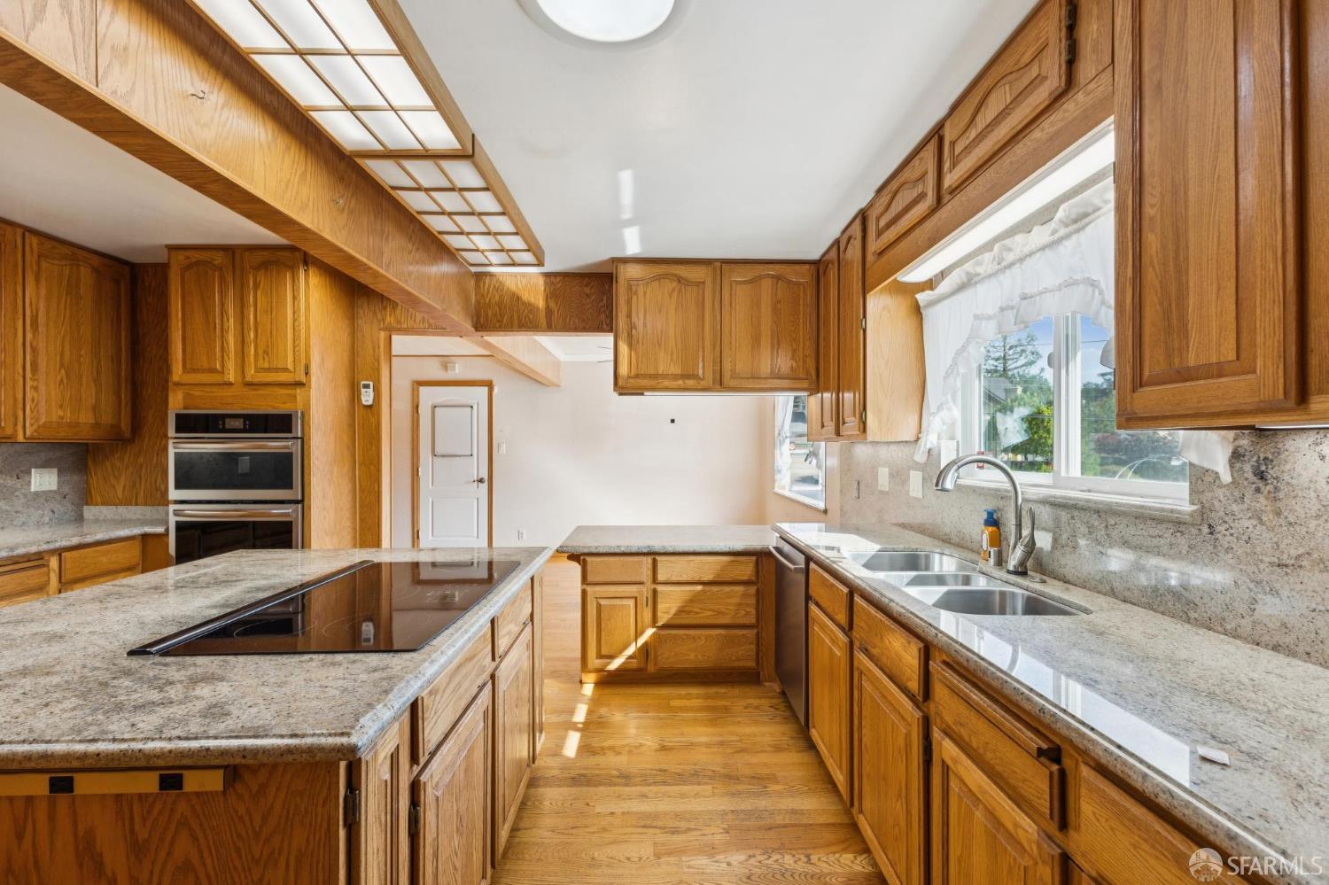 Detail Gallery Image 8 of 86 For 2 Beaumont Ct, Lafayette,  CA 94549 - 6 Beds | 3/1 Baths