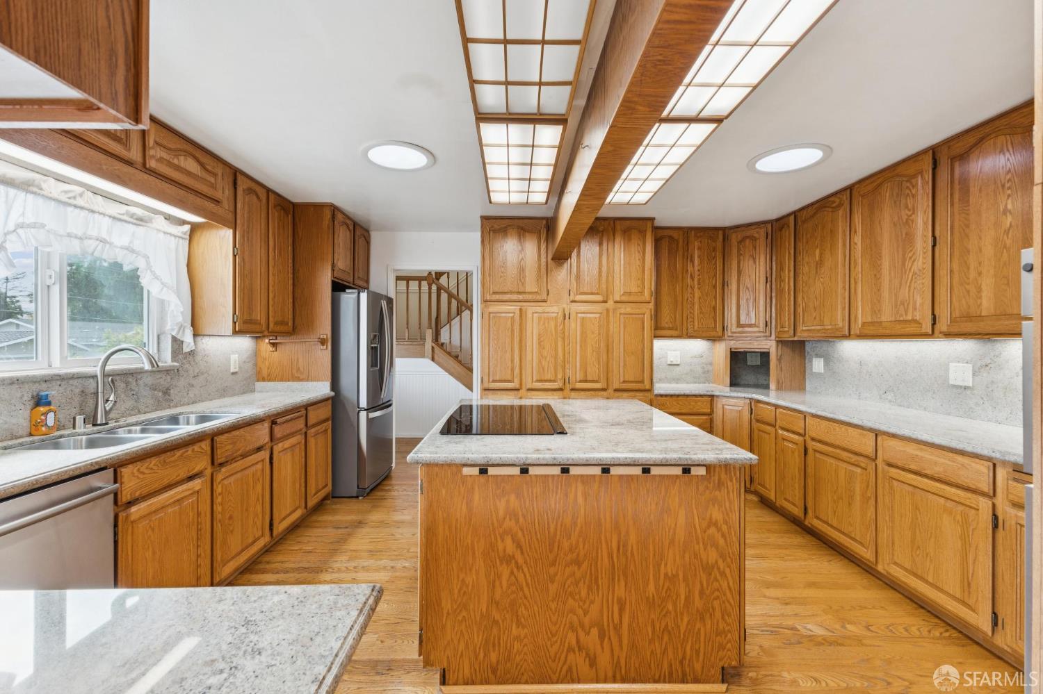 Detail Gallery Image 12 of 86 For 2 Beaumont Ct, Lafayette,  CA 94549 - 6 Beds | 3/1 Baths