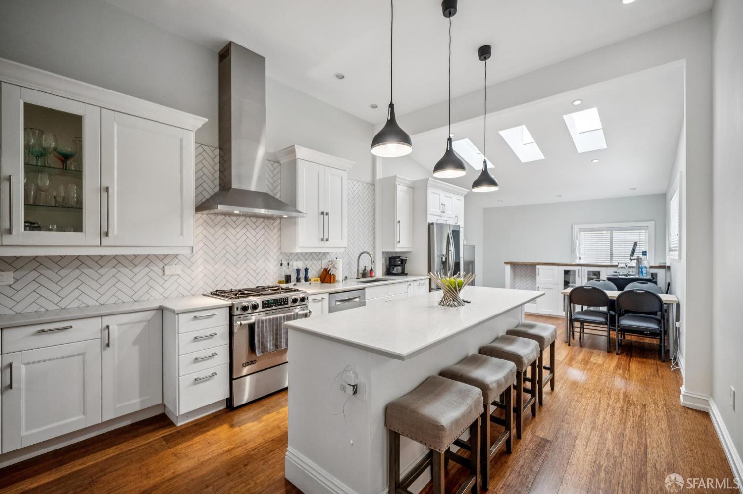 Detail Gallery Image 2 of 35 For 1040 Sanchez St, San Francisco,  CA 94114 - 2 Beds | 1 Baths