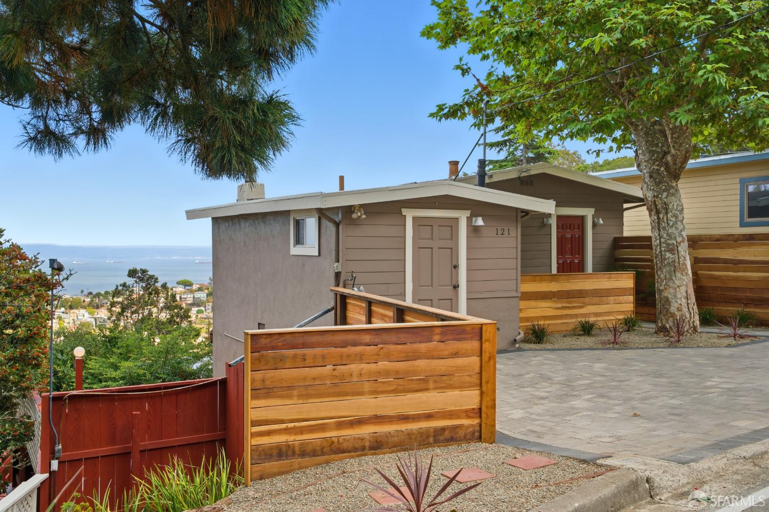 Detail Gallery Image 4 of 75 For 121 Kings Rd, Brisbane,  CA 94005 - 3 Beds | 2/1 Baths