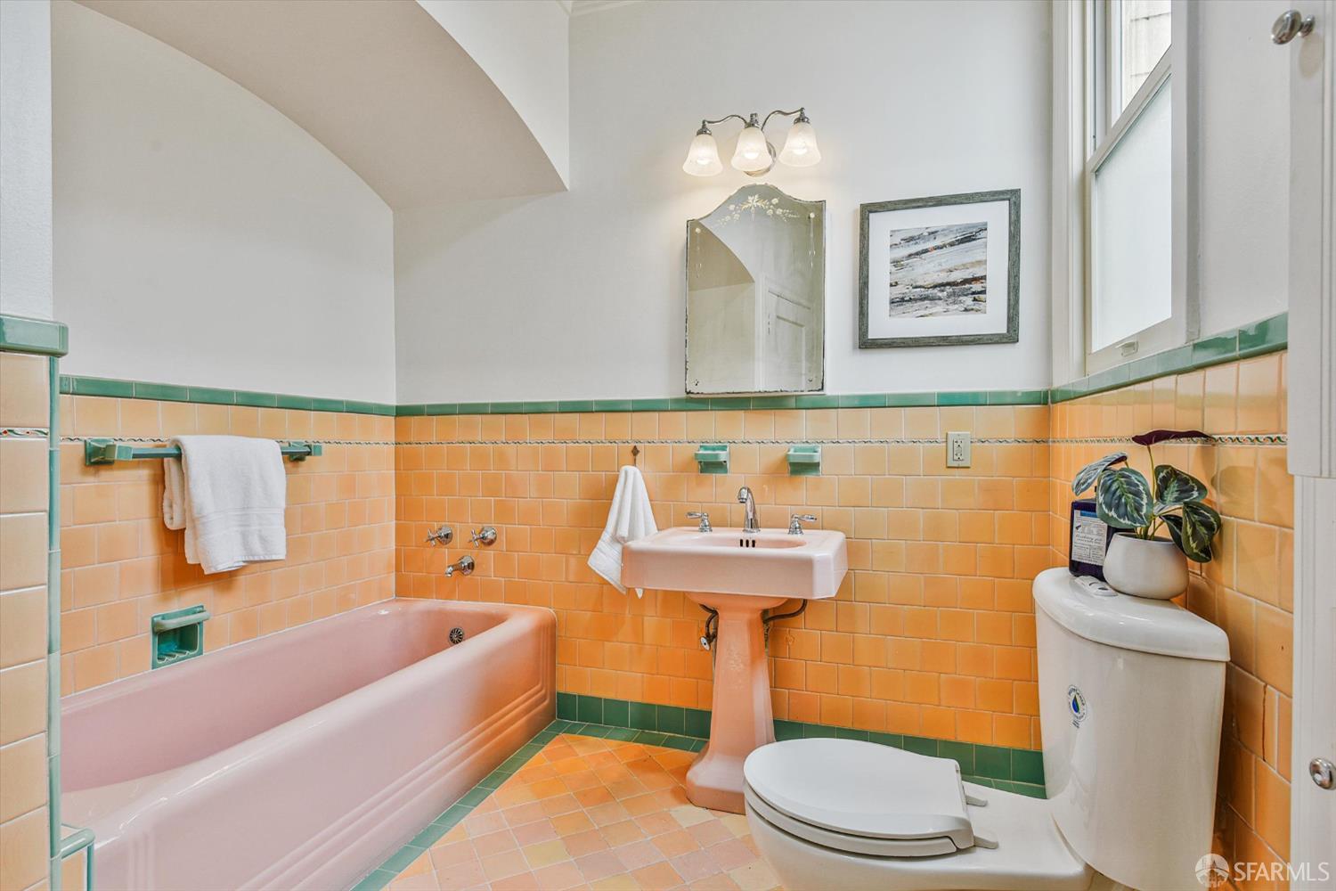 Detail Gallery Image 12 of 39 For 1411 Oakdale Ave, San Francisco,  CA 94124 - 3 Beds | 1/1 Baths