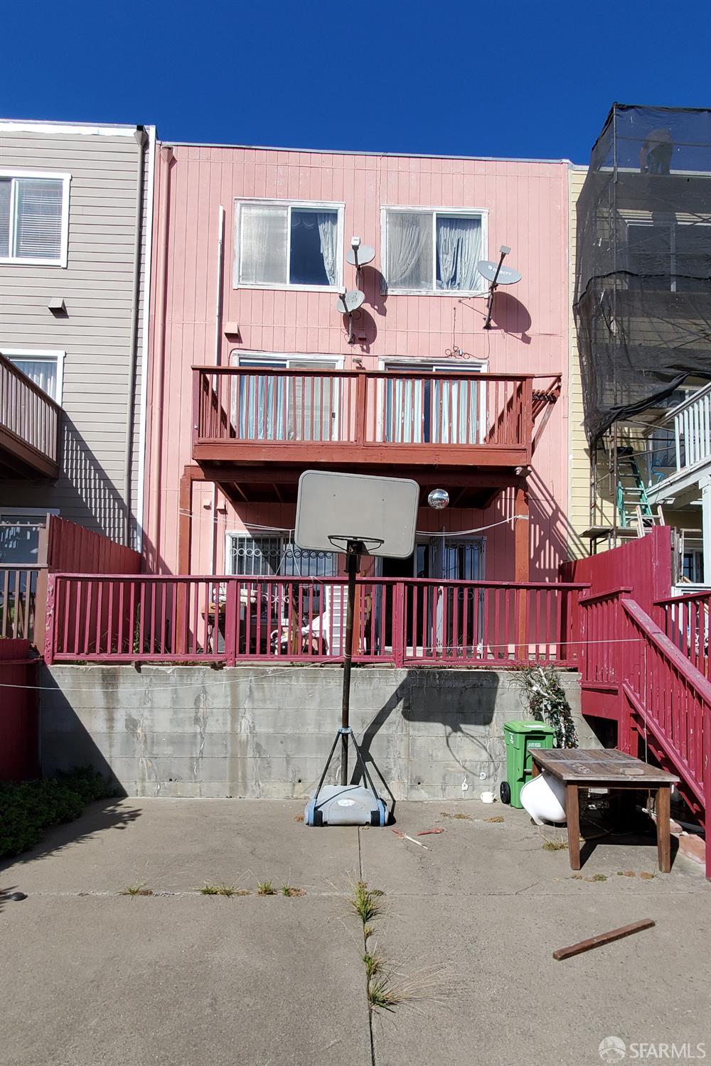 Detail Gallery Image 2 of 5 For 1383 Bacon St, San Francisco,  CA 94134 - 6 Beds | 4 Baths