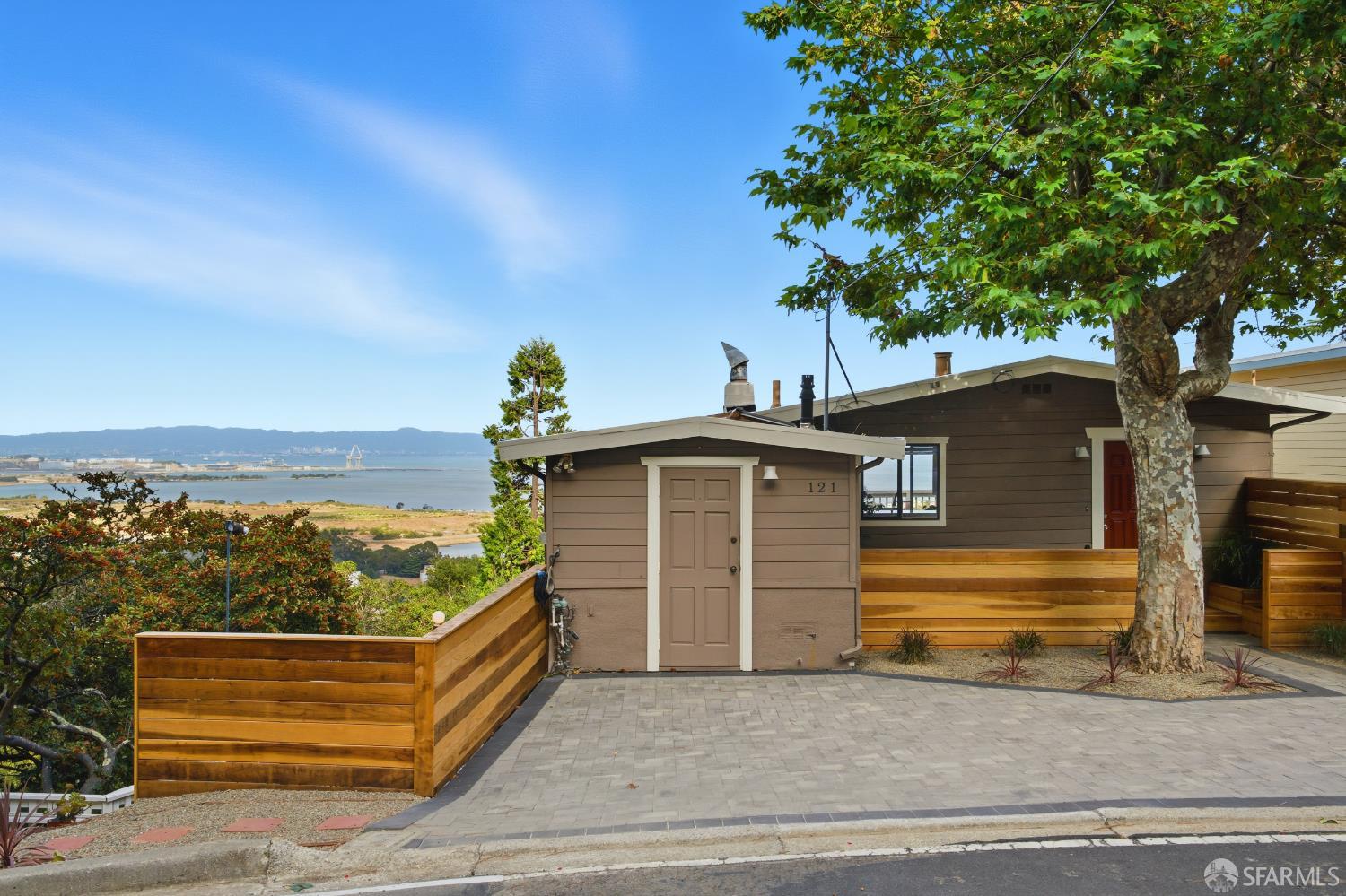 Detail Gallery Image 2 of 75 For 121 Kings Rd, Brisbane,  CA 94005 - 3 Beds | 2/1 Baths