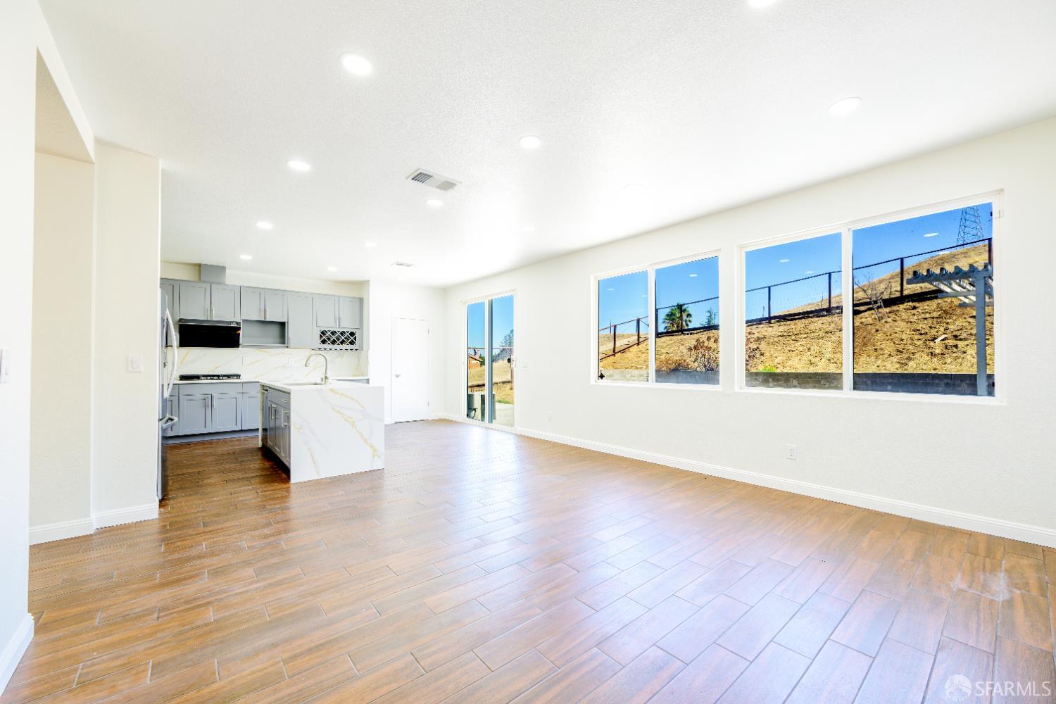 Detail Gallery Image 11 of 60 For 2275 Southwood Dr, Pittsburg,  CA 94565 - 6 Beds | 4 Baths