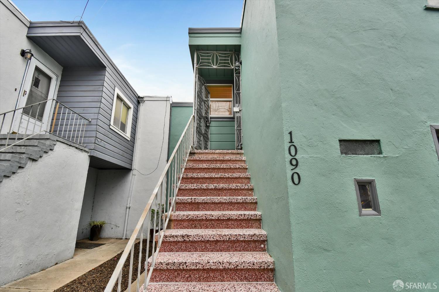 Detail Gallery Image 4 of 35 For 1090 Gilman Ave, San Francisco,  CA 94124 - 2 Beds | 2 Baths