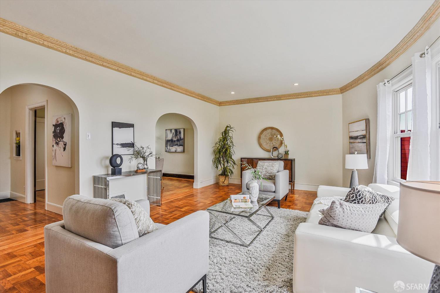 Detail Gallery Image 3 of 39 For 1411 Oakdale Ave, San Francisco,  CA 94124 - 3 Beds | 1/1 Baths