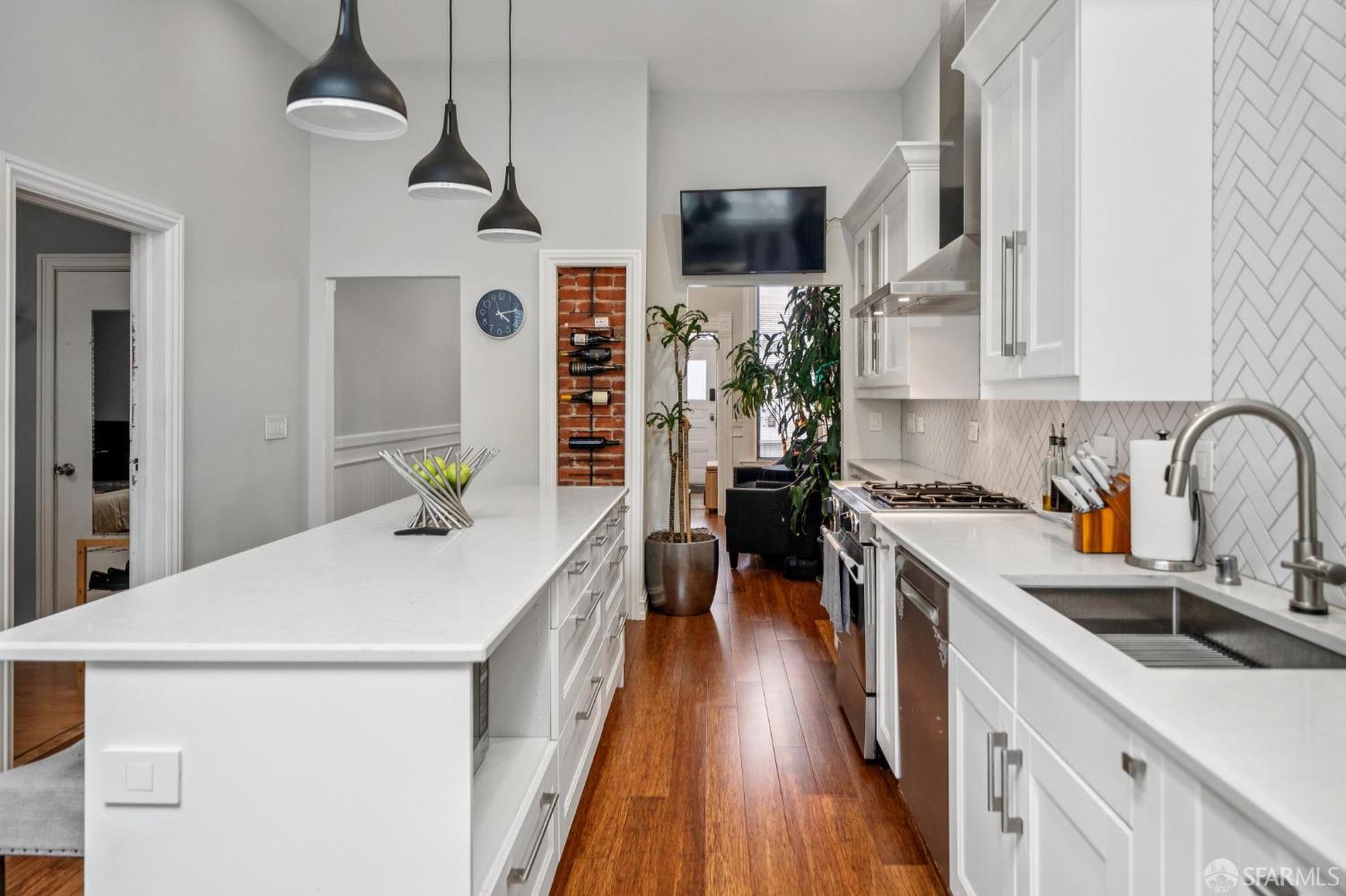 Detail Gallery Image 3 of 35 For 1040 Sanchez St, San Francisco,  CA 94114 - 2 Beds | 1 Baths