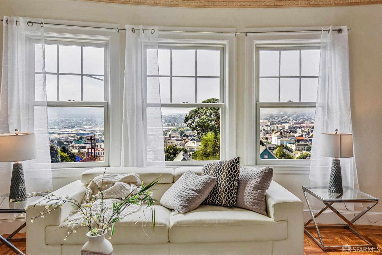 Detail Gallery Image 5 of 39 For 1411 Oakdale Ave, San Francisco,  CA 94124 - 3 Beds | 1/1 Baths