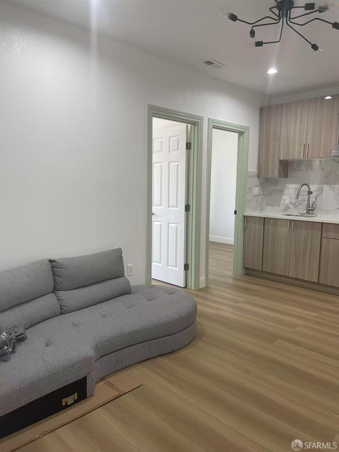 Detail Gallery Image 2 of 9 For 1435 Newcomb Ave, San Francisco,  CA 94124 - 2 Beds | 1 Baths