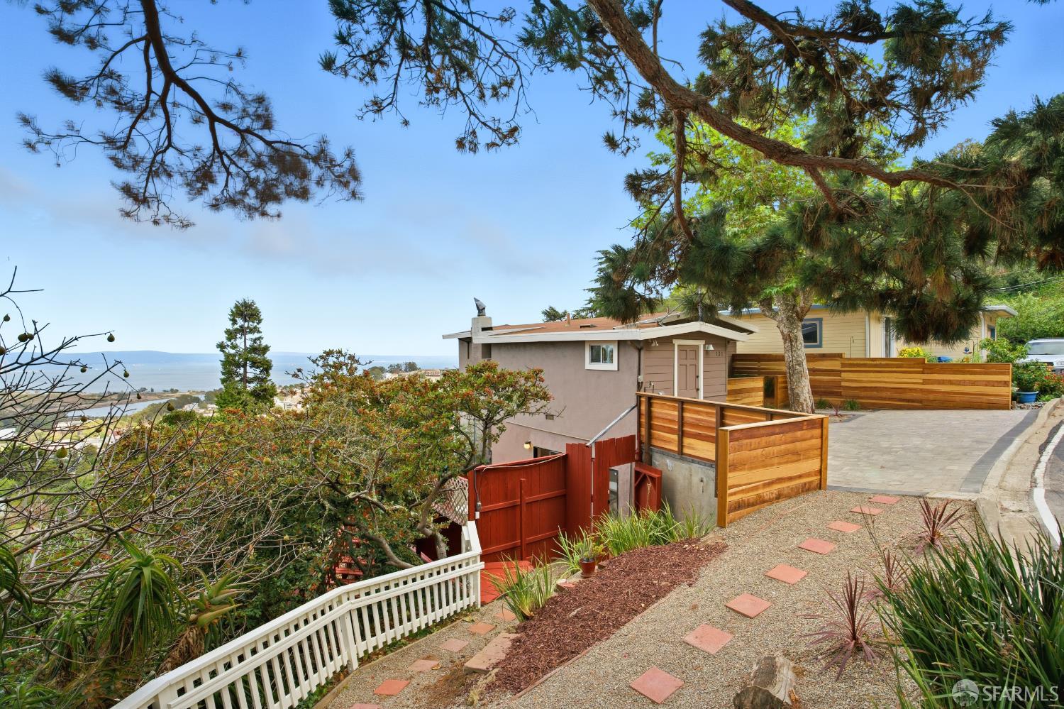 Detail Gallery Image 3 of 75 For 121 Kings Rd, Brisbane,  CA 94005 - 3 Beds | 2/1 Baths