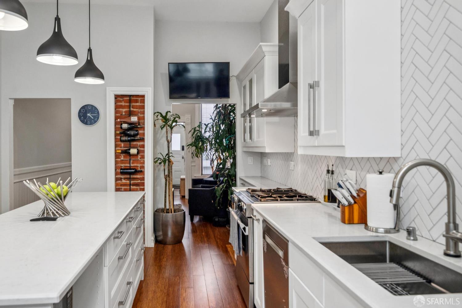 Detail Gallery Image 6 of 35 For 1040 Sanchez St, San Francisco,  CA 94114 - 2 Beds | 1 Baths