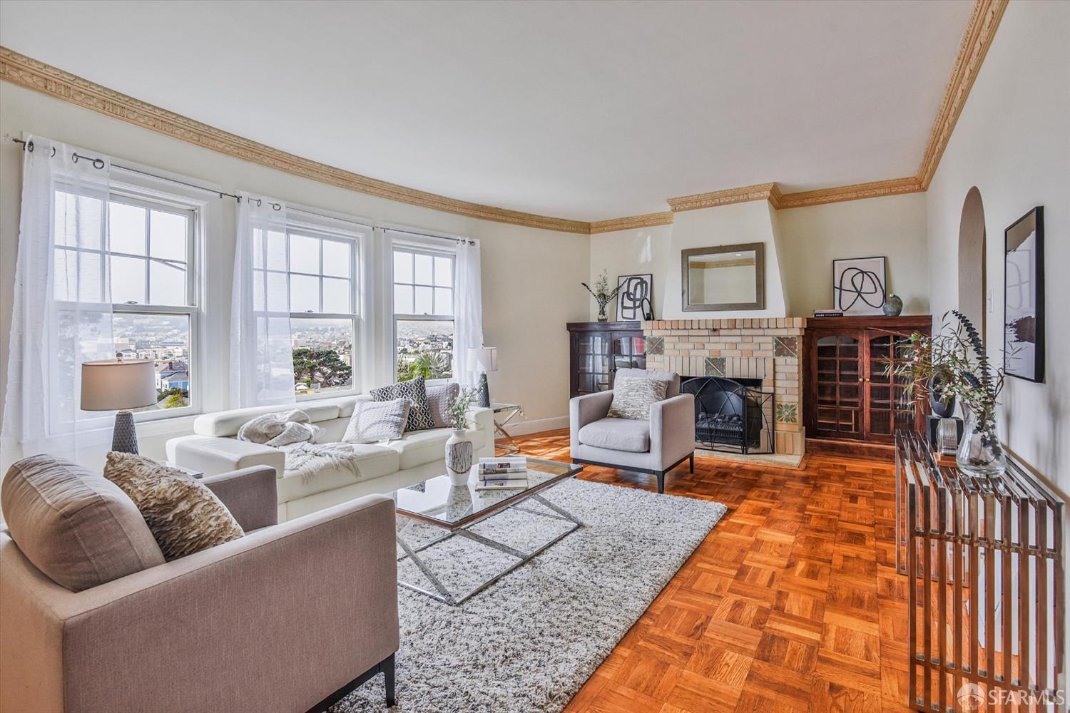 Detail Gallery Image 2 of 39 For 1411 Oakdale Ave, San Francisco,  CA 94124 - 3 Beds | 1/1 Baths