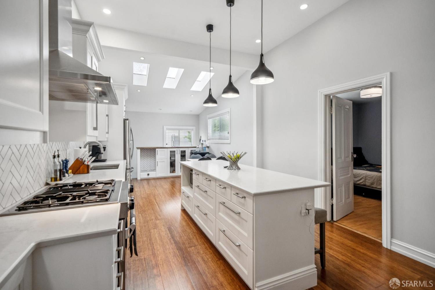 Detail Gallery Image 7 of 35 For 1040 Sanchez St, San Francisco,  CA 94114 - 2 Beds | 1 Baths