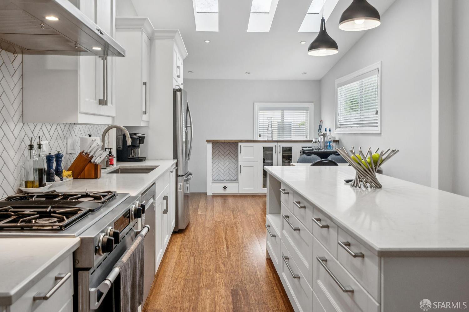 Detail Gallery Image 8 of 35 For 1040 Sanchez St, San Francisco,  CA 94114 - 2 Beds | 1 Baths